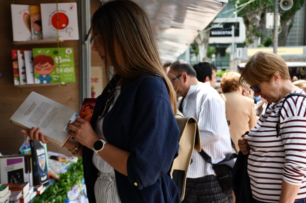 Personas en la feria del libro de cuenca