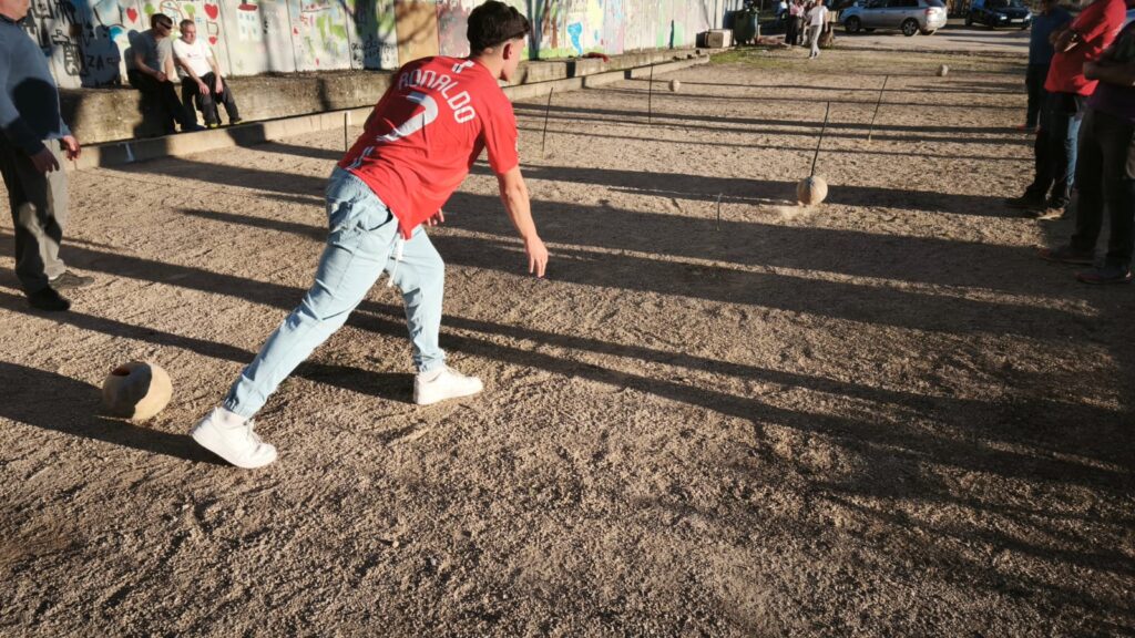 Chico tirando la bola