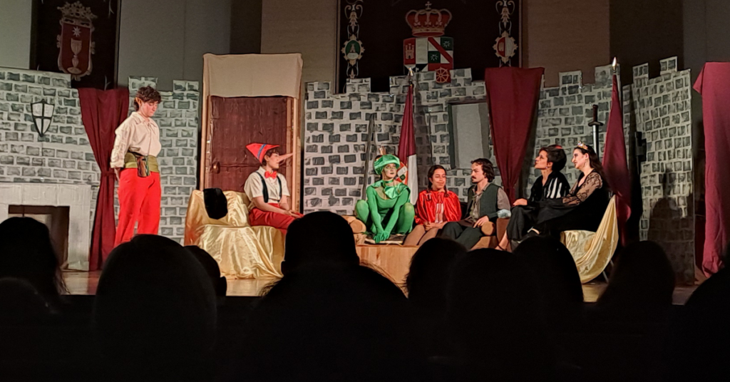 Fotografía de la escenografía y actores de la obra Manzanas Podridas