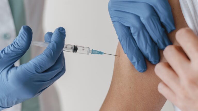 Cuenca lidera la vacunación de gripe en Castilla-La Mancha mientras cae la inmunización frente al COVID-19