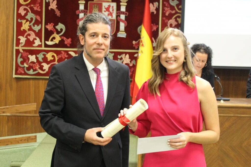 Marta Martínez recibió el Premio al Mejor TFG en Ingeniería Minera de su promoción, demostrando que la igualdad de género en el área STEM es posible