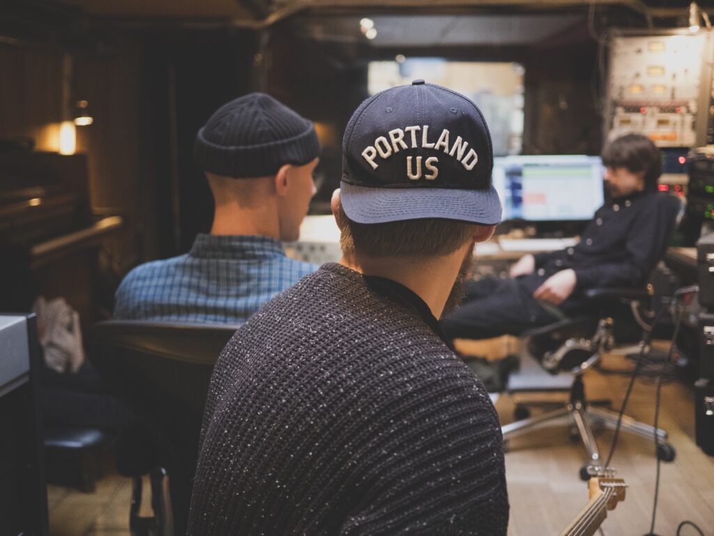 Jóvenes en un estudio de música | Pexels