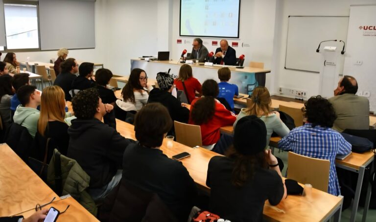Charla sobre la desinformación en la Facultad de Comunicación de Cuenca