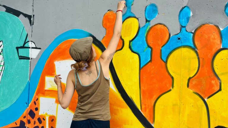 Pinta UCLM celebra el 40 aniversario de la UCLM con un mural colaborativo en el campus de Cuenca