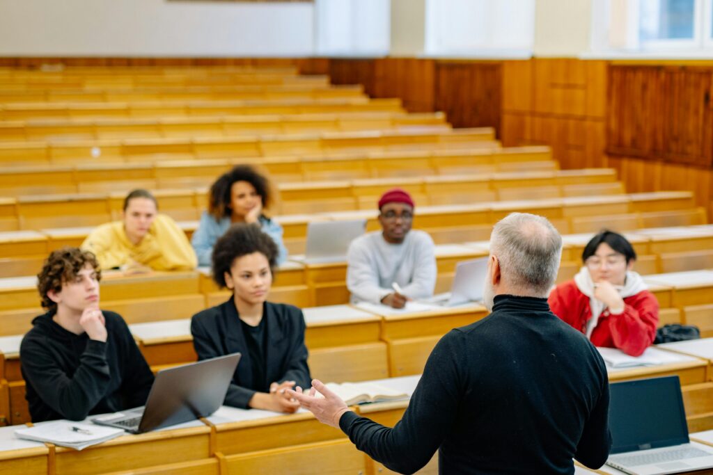 El plazo para solicitar la beca MEC 2026-2027 entra en su recta final con cuantías que pueden no cubrir todos los gastos. Mientras tanto, crecen alternativas como las becas Santander y las ayudas Erasmus, que amplían las opciones de financiación para los estudiantes.