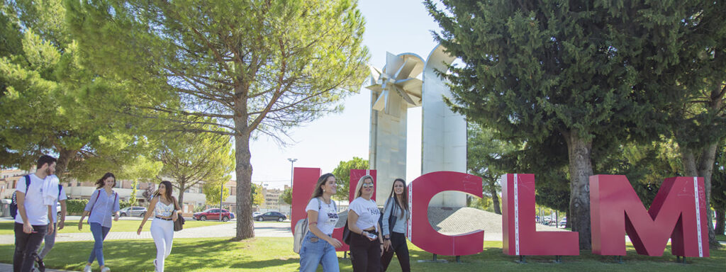 Conjunto de estudiantes de la UCLM.