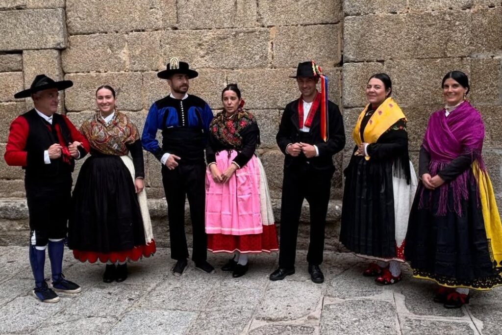 Un grupo de abulenses del Valle del Alberche con indumentaria tradicional, poniendo el valor el patrimonio cultural de la zona.